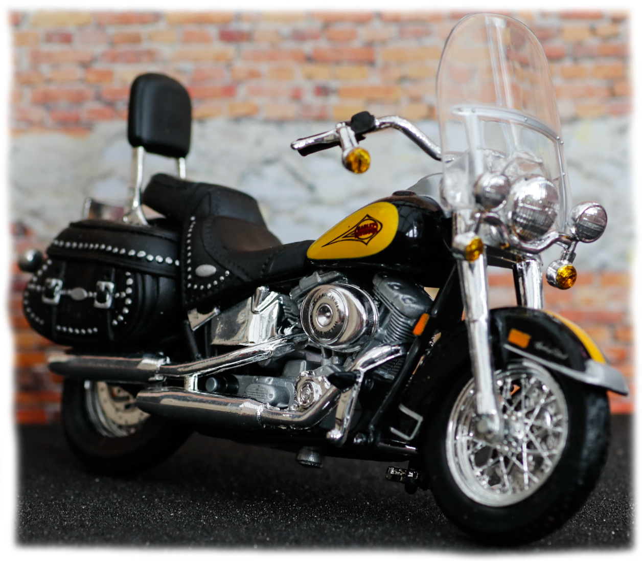 Maisto Harley Davidson FLSTC Heritage Softail Classic 2000
