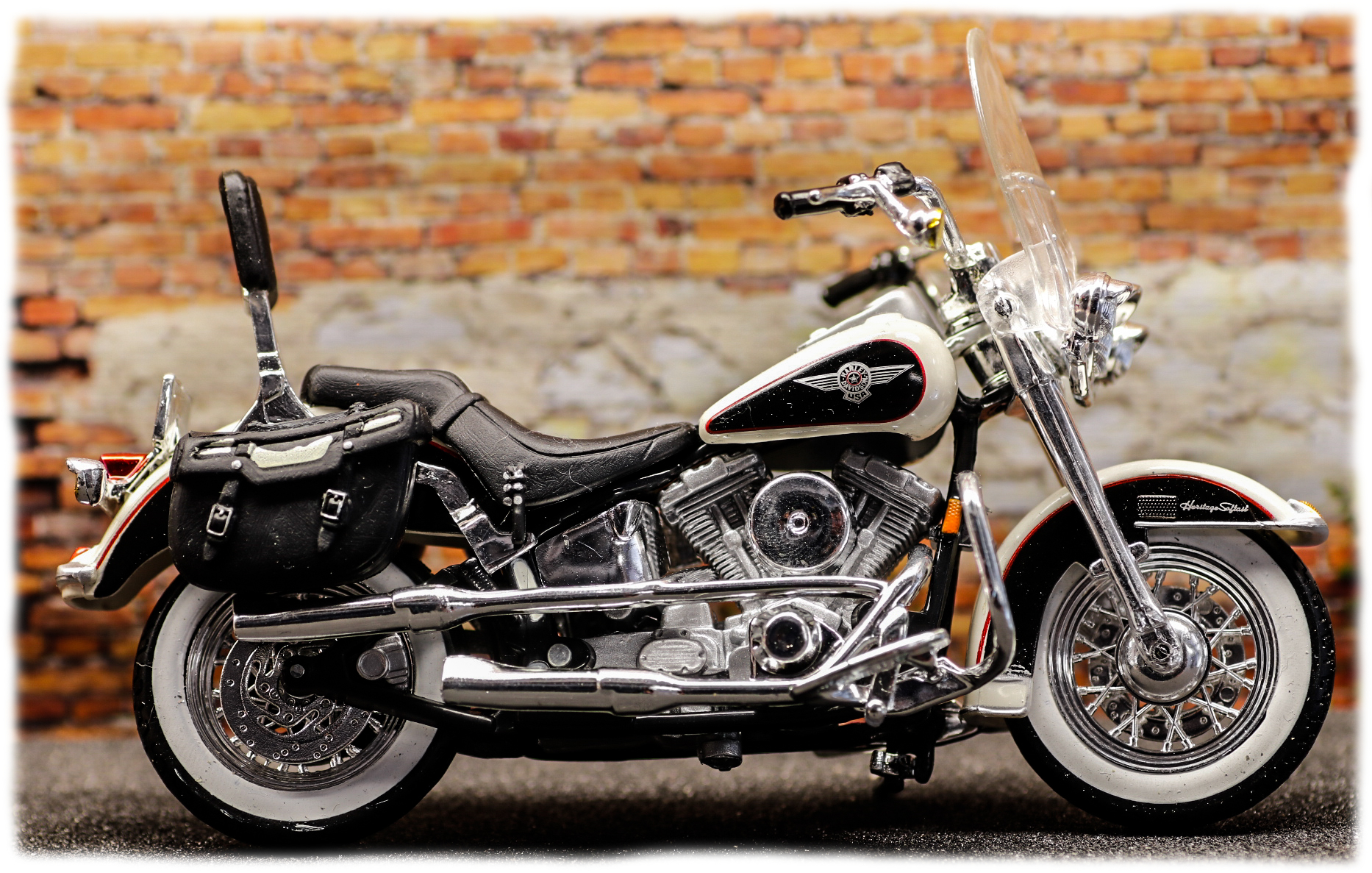 Maisto Harley Davidson FLSTN Heritage Softail Nostalgia 1993