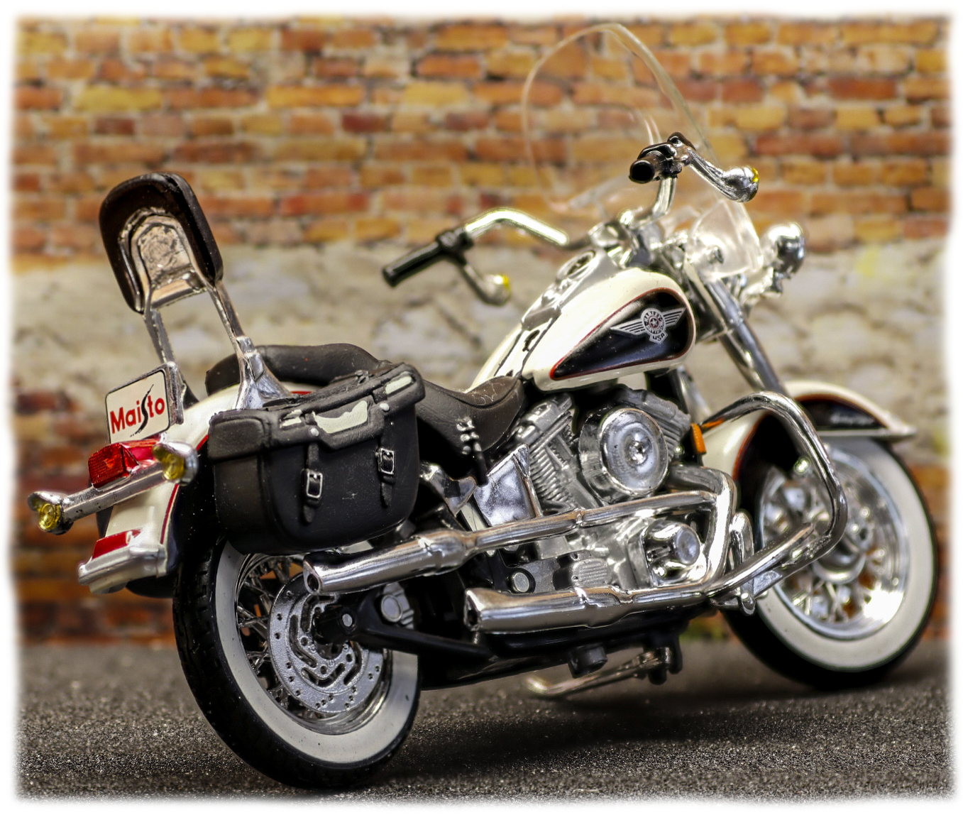 Maisto Harley Davidson FLSTN Heritage Softail Nostalgia 1993