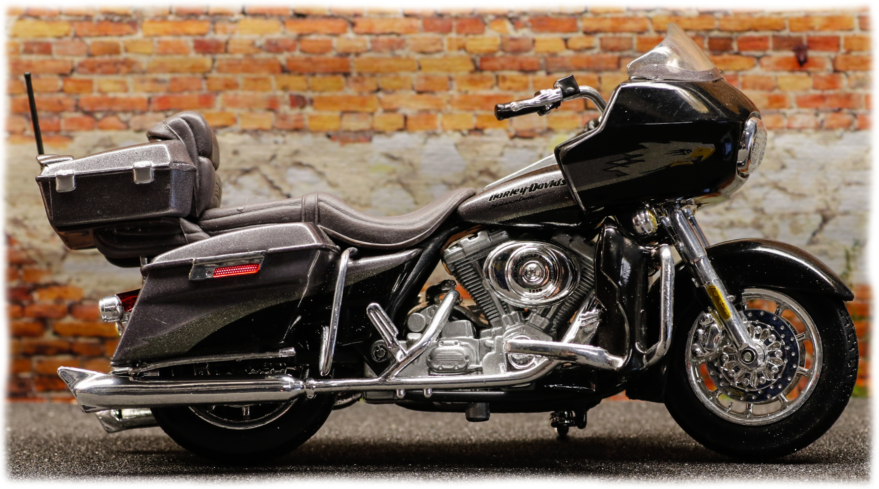 Maisto Harley Davidson FLTRSEI Screamin Eagle Road Glide
