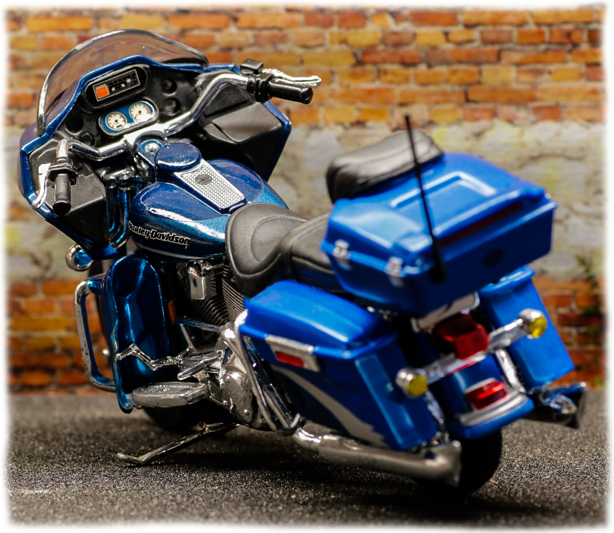 Maisto Harley Davidson FLTRSEI Screamin Eagle Road Glide