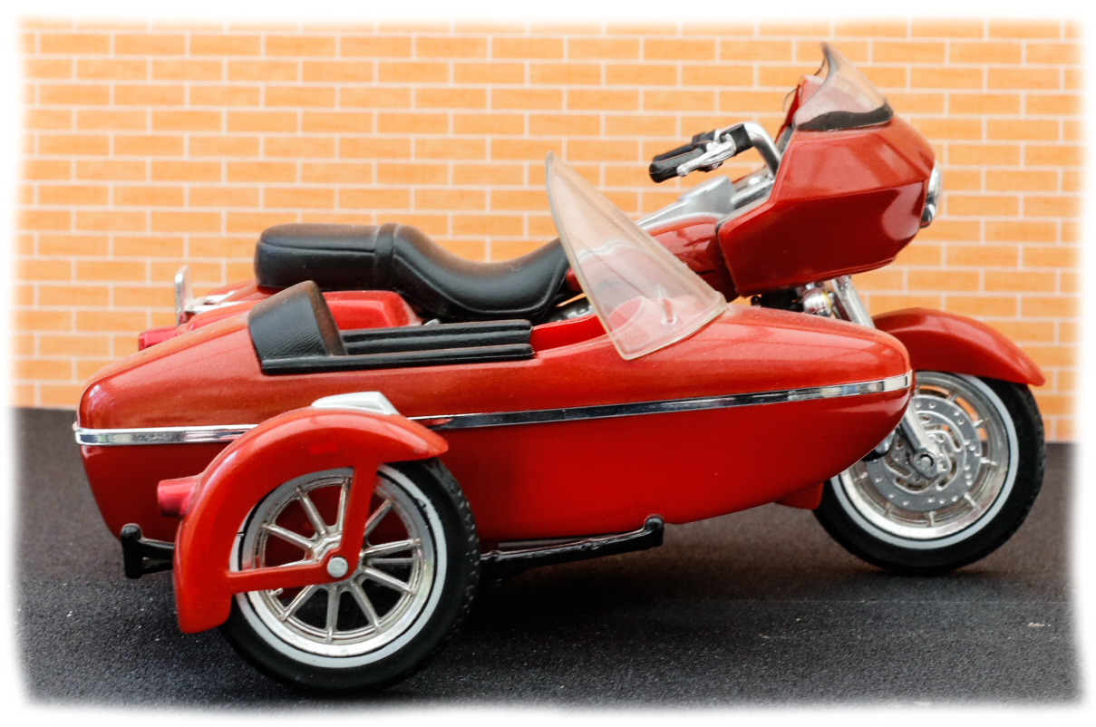 Maisto Harley Davidson FLTR and Sidecar