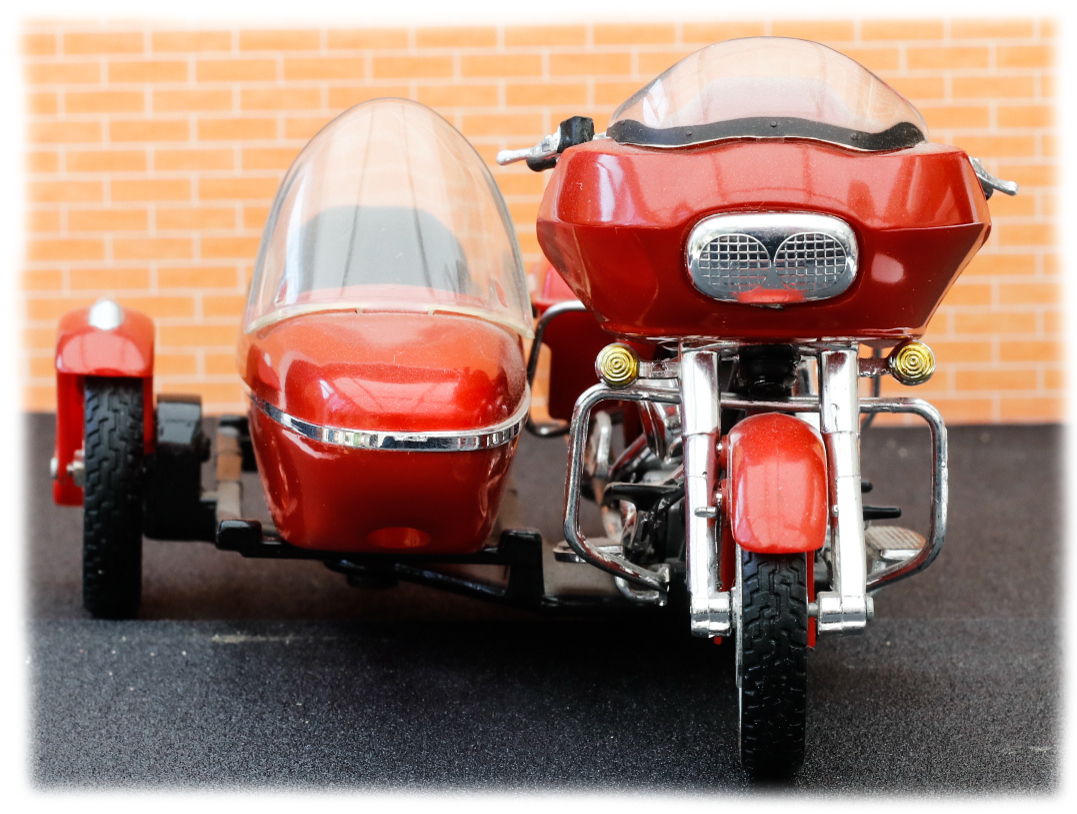 Maisto Harley Davidson FLTR and Sidecar