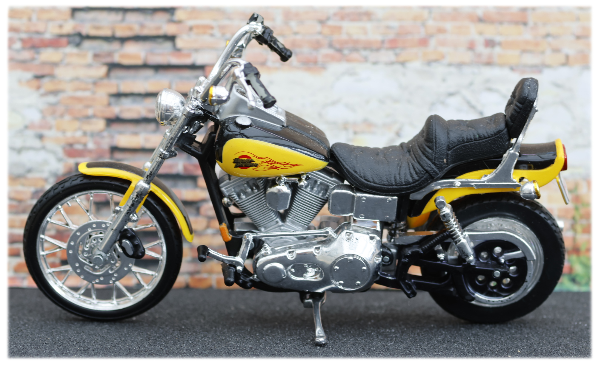 Maisto Harley Davidson FXDWG Dyna Wide Glide 2000