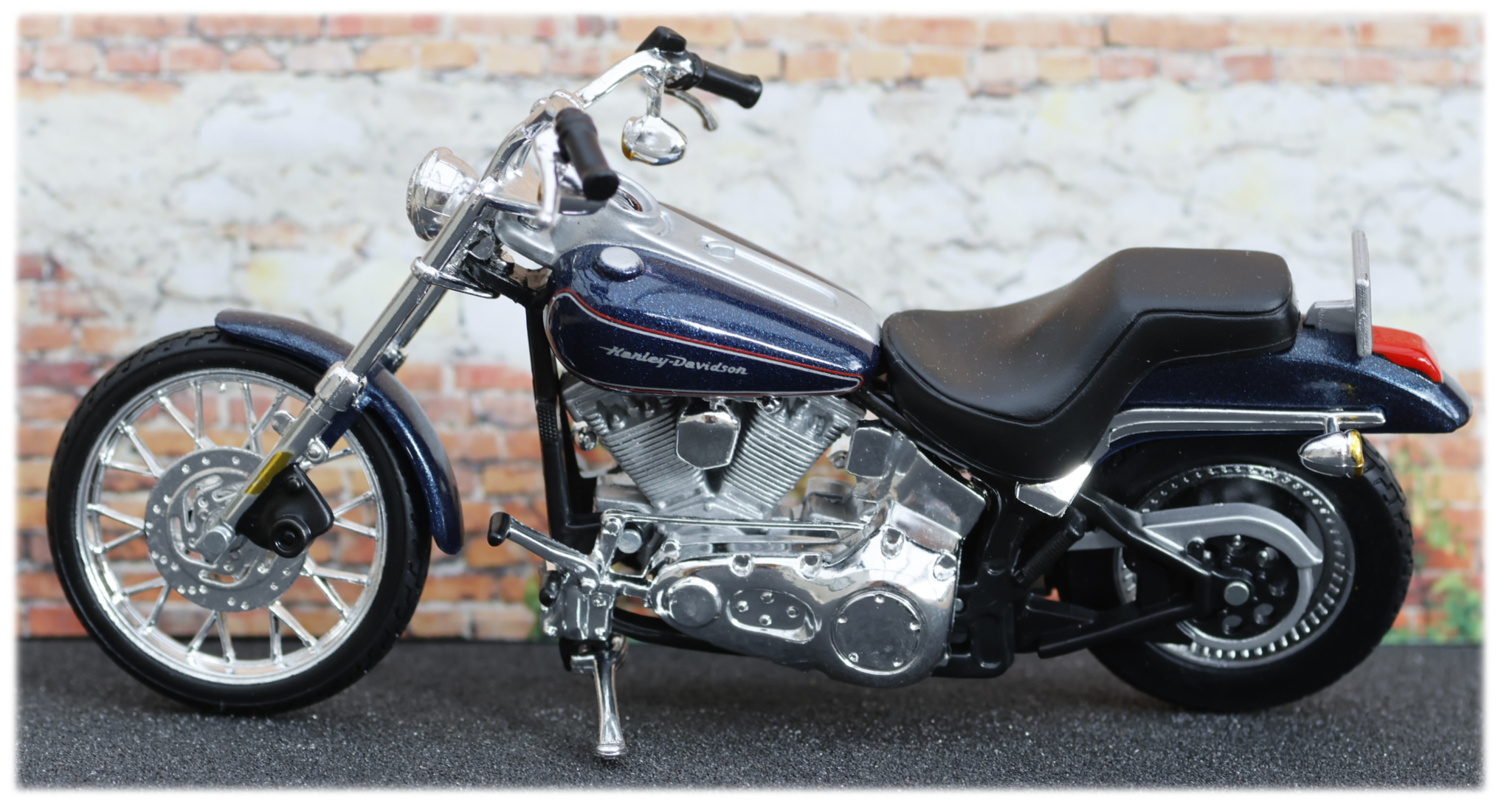 Maisto Harley Davidson FXSTD Softail Deuce 2002 Maisto Harley Davidson FXSTD Softail Deuce 2002