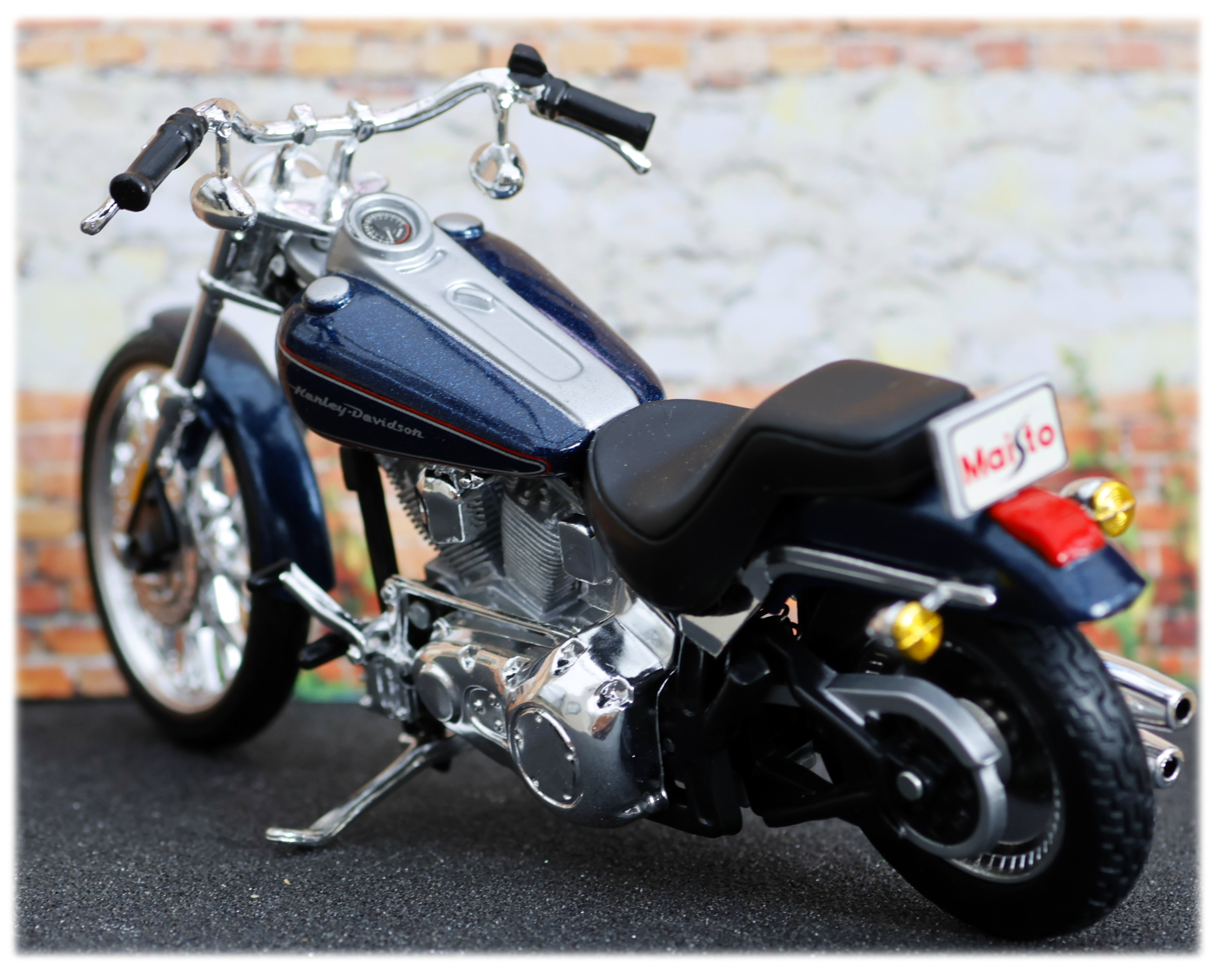 Maisto Harley Davidson FXSTD Softail Deuce 2002 Maisto Harley Davidson FXSTD Softail Deuce 2002