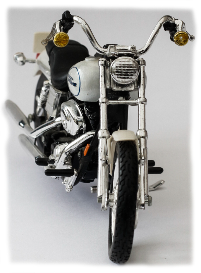 Maisto Harley Davidson FXDL Dyna Lowrider 2001 Maisto Harley Davidson FXDL Dyna Lowrider 2001