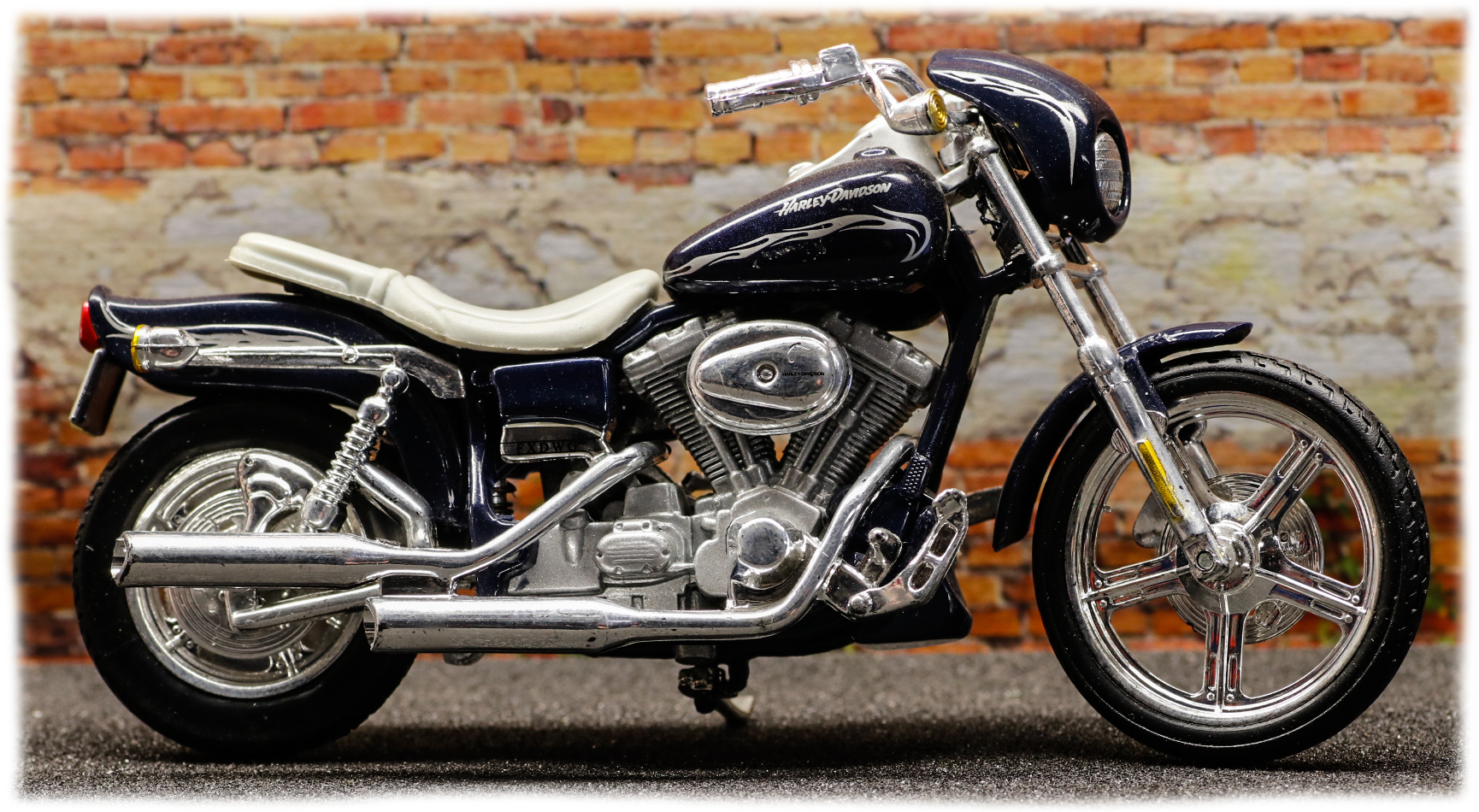 Maisto Harley Davidson FXDWG CVO Custom 2002