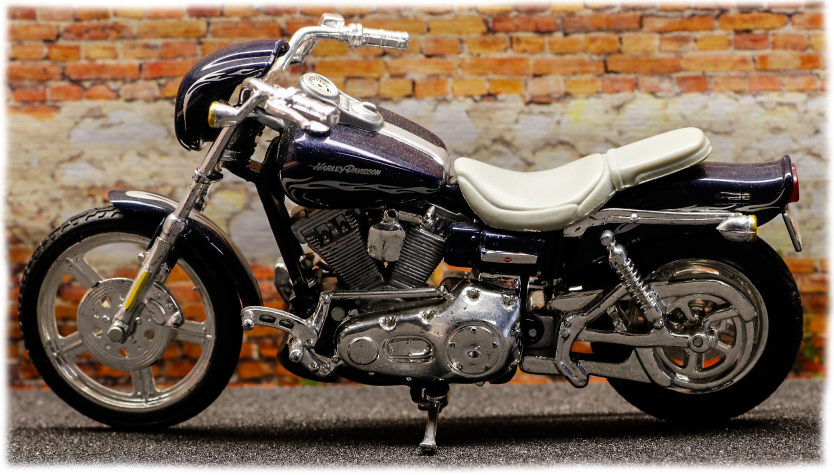 Maisto Harley Davidson FXDWG CVO Custom 2002