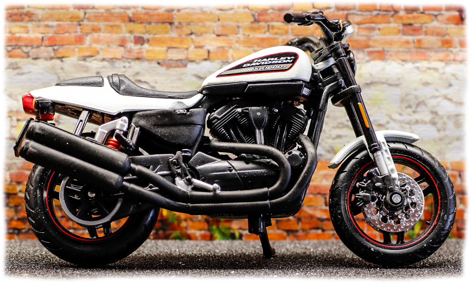 Maisto Harley Davidson XR1200X 2011