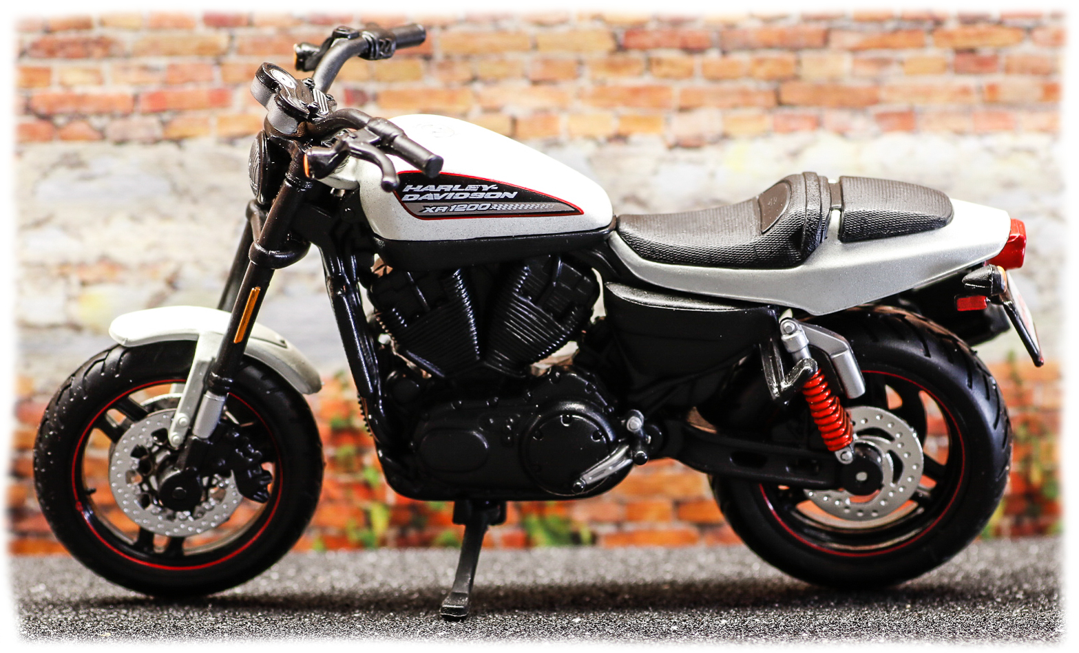 Maisto Harley Davidson XR1200X 2011