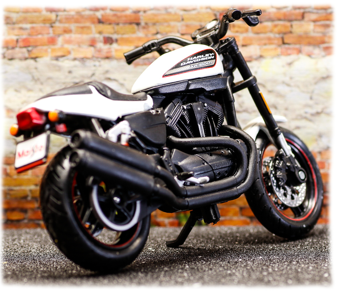 Maisto Harley Davidson XR1200X 2011