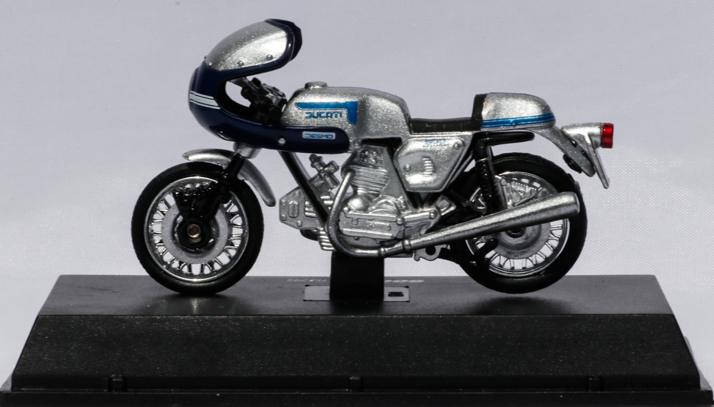 NIB New-Ray 1975 Ducati 900SS motorcycle 1:32 diecast model toy 
