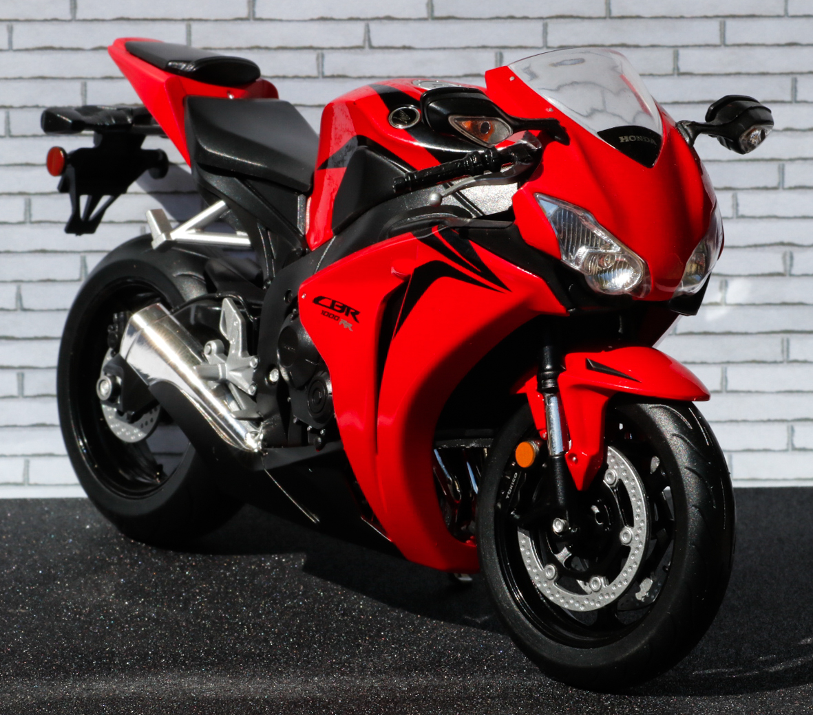Welly 1-10 Honda CBR1000RR Fireblade
