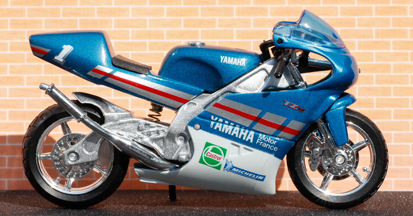 Yamaha TZ 250 M blau Baujahr 1994 Maßstab 1:18 Motorrad Modell von Welly 